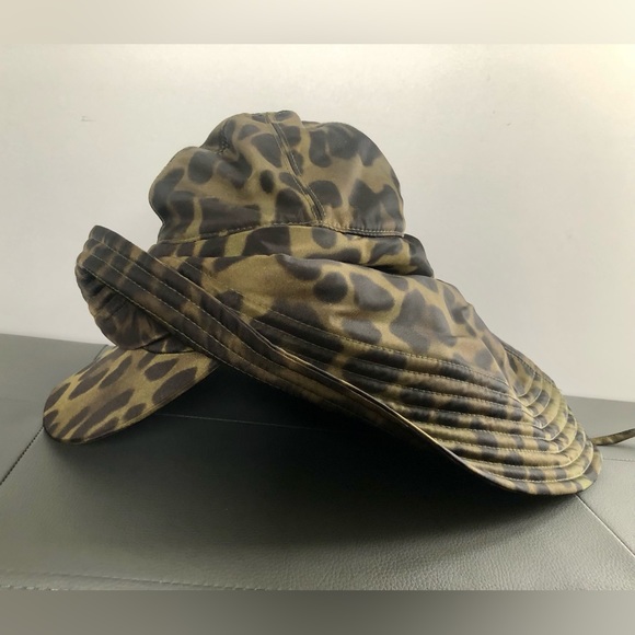 New NWT authentic Burberry olive leopard print lighthouse fisherman rain hat M - Picture 7 of 12